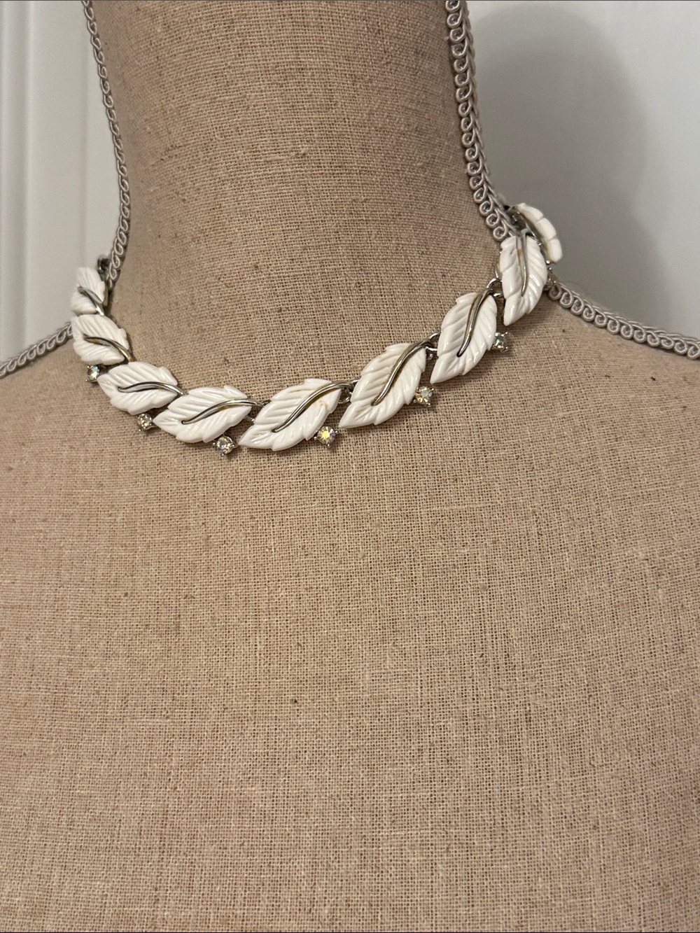 LISNER SIGNED VINTAGE NECKLACE WHITE THERMOSET LEAVES LINKS AURORA BOREALIS 16”